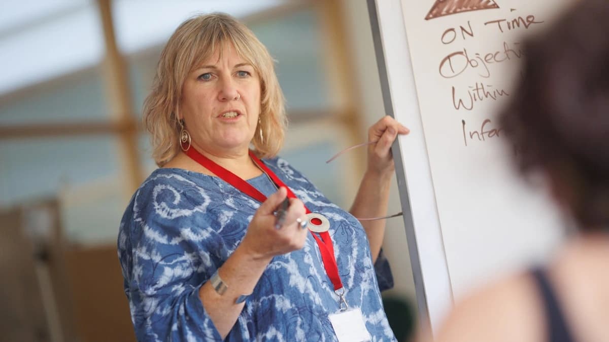 Vorapix use case — a course maker explaining a hand-drawn diagram on a flipchart to her class